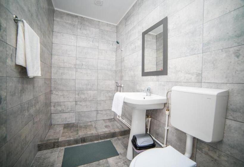 Pokój Ekonomiczny, Vila Tributte