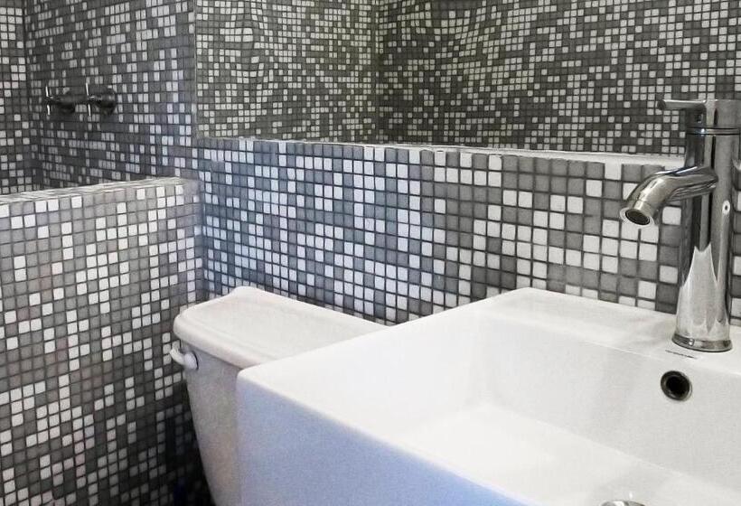 اتاق استاندارد سه نفره, Blue Bicycle House