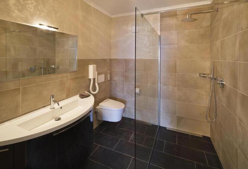 سوییت جونیور با بالکن, Boutique Hotel Albergo Brione