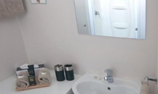 סטודיו דלוקס, Broadway Motel & Miro Court Villas