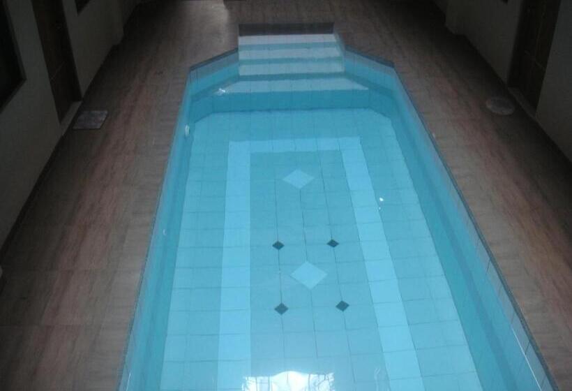 سوییت با چشم‌انداز استخر, Hidden Pearl