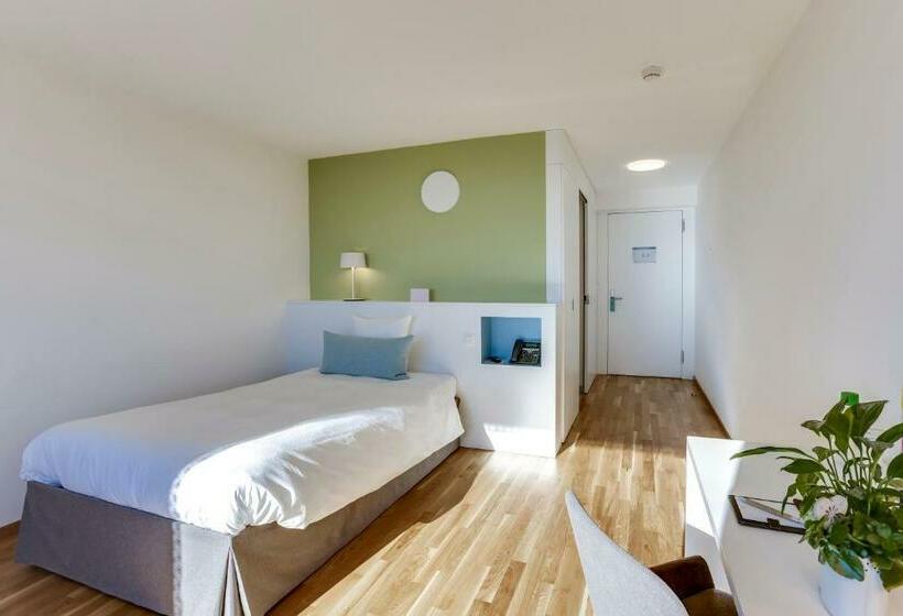 标准单人间, Des Patients