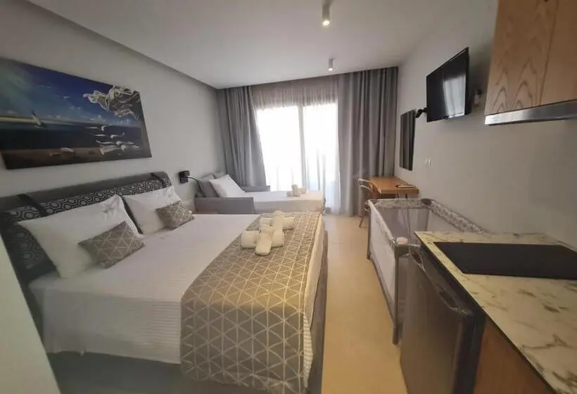 プールの見えるスタンダードトリプルルーム, Elegant Maltepe By Travel Pro Services   Kallithea Halkidiki