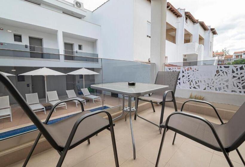 חדר סטנדרט לשלושה עם נוף לבריכה, Elegant Maltepe By Travel Pro Services   Kallithea Halkidiki