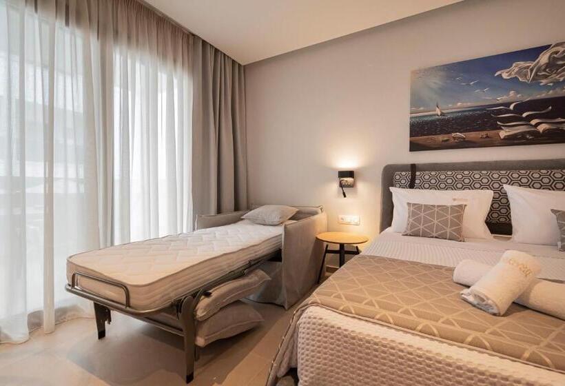 חדר סטנדרט לשלושה עם נוף לבריכה, Elegant Maltepe By Travel Pro Services   Kallithea Halkidiki