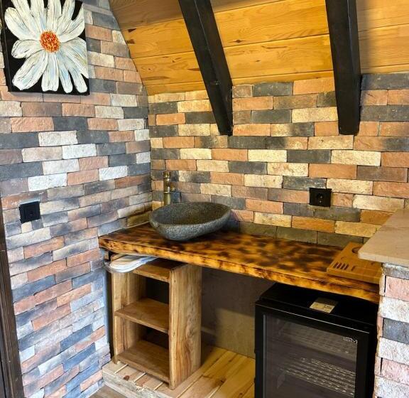 بنجلو قياسى, Eva Bungalov