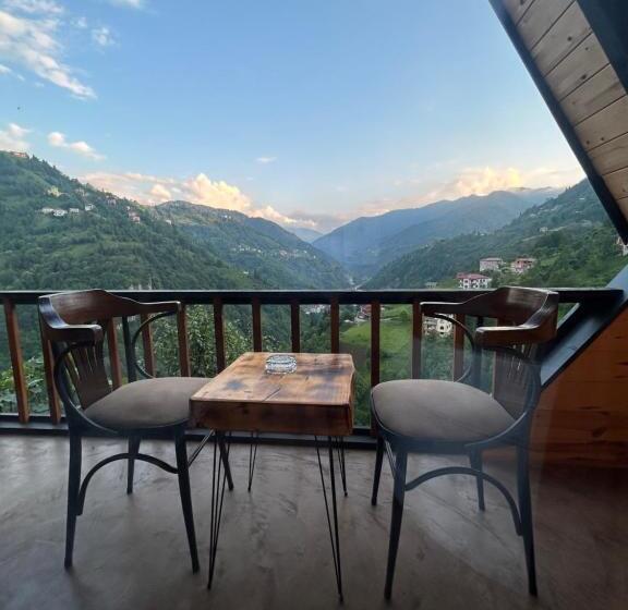 بنجلو سوبيريور, Eva Bungalov