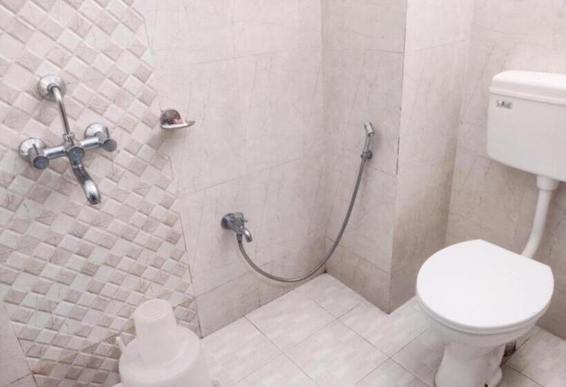 חדר דחוקס עם מיטת קינג, Shivangi Puri