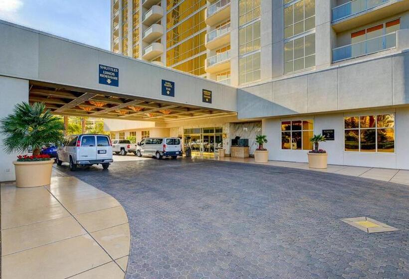 إستديو قياسى مطل على حمام السباحة, The Fantasy Suite Mgm Signature Pool View