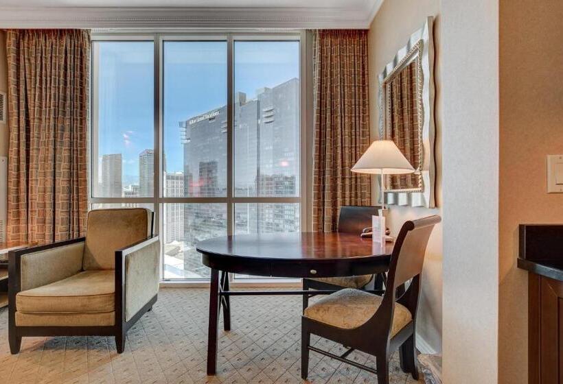 إستديو قياسى مطل على حمام السباحة, The Fantasy Suite Mgm Signature Pool View