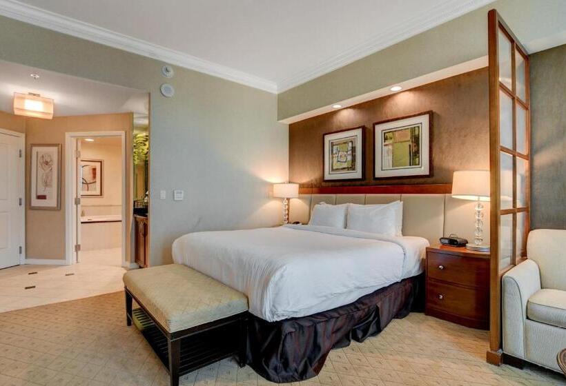 إستديو قياسى مطل على حمام السباحة, The Fantasy Suite Mgm Signature Pool View