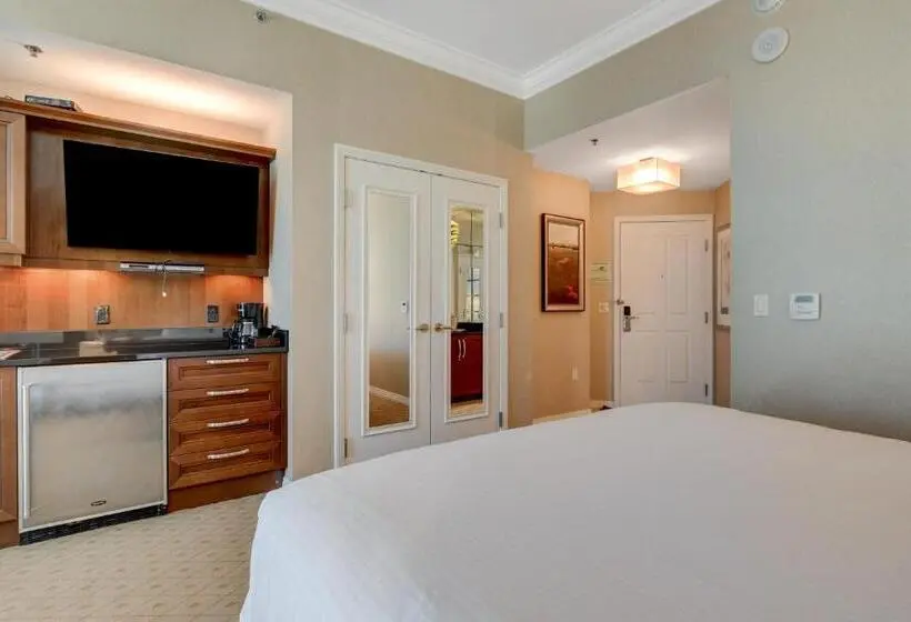 プールビュースタンダードステューディオ, The Fantasy Suite Mgm Signature Pool View
