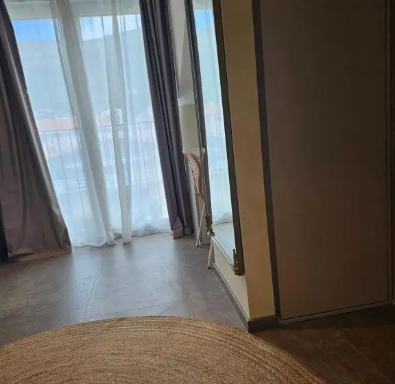 Standard Yhden Hengen Huone, Aria