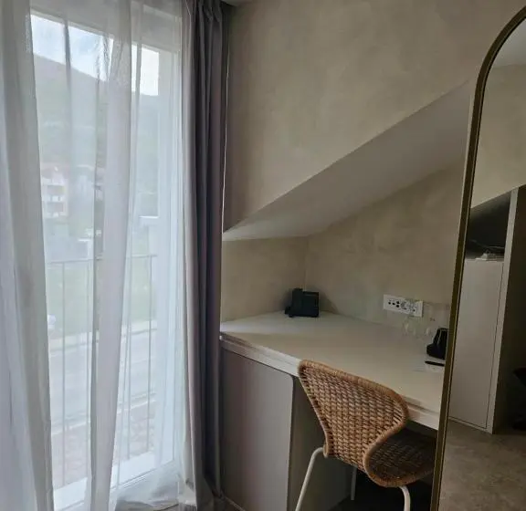 Standard Yhden Hengen Huone, Aria