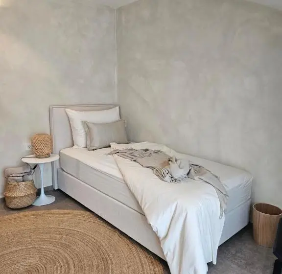 Standard Yhden Hengen Huone, Aria