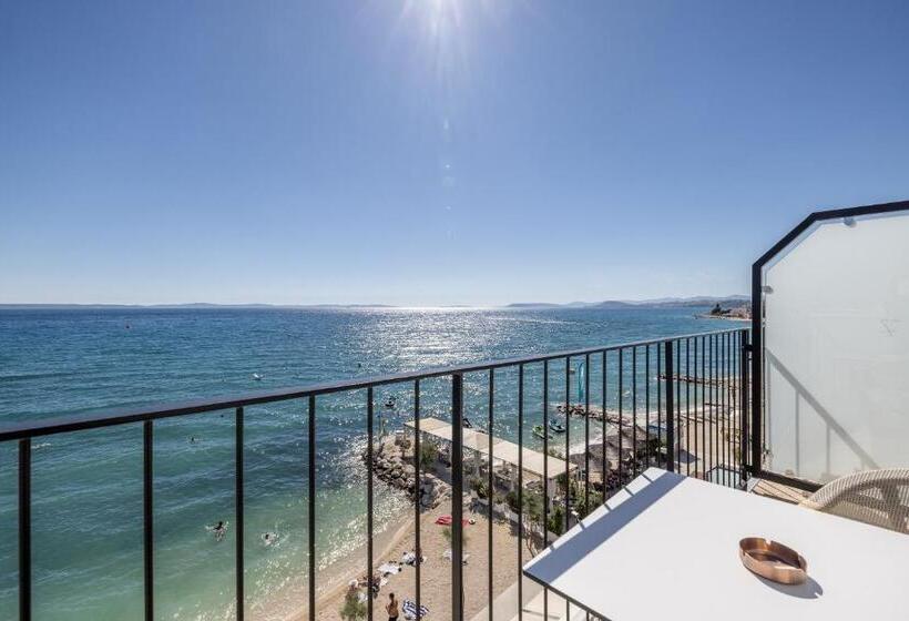 オーシャンビュースタンダードルームバルコニー付き, Aria