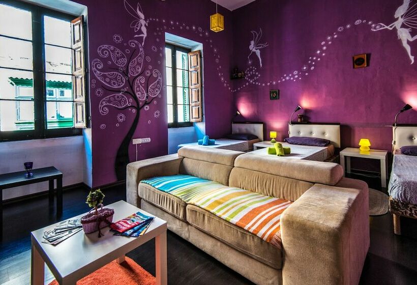 اتاق راحتی سه تخته, Five Trees