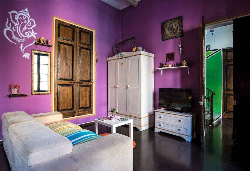 اتاق راحتی سه تخته, Five Trees