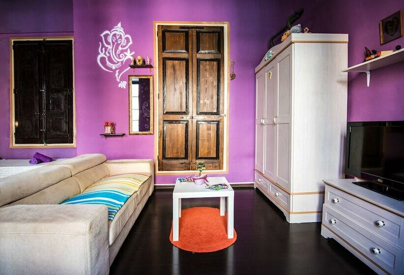 اتاق راحتی سه تخته, Five Trees