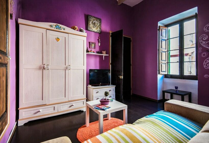 اتاق راحتی سه تخته, Five Trees