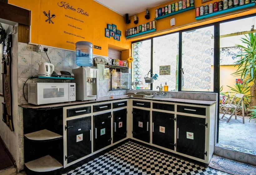 اتاق راحتی سه تخته, Five Trees