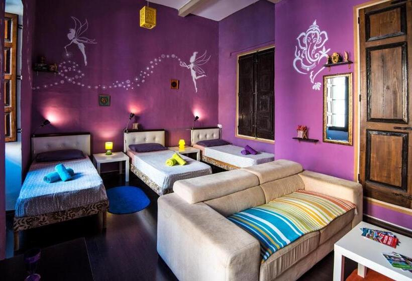 اتاق راحتی سه تخته, Five Trees