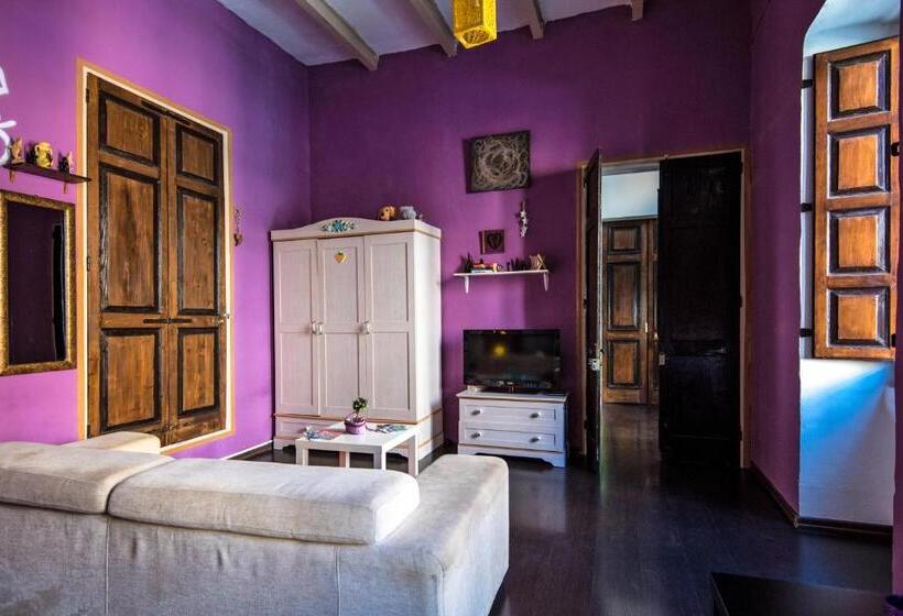 اتاق راحتی سه تخته, Five Trees