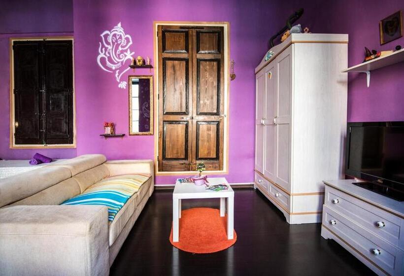 اتاق راحتی سه تخته, Five Trees