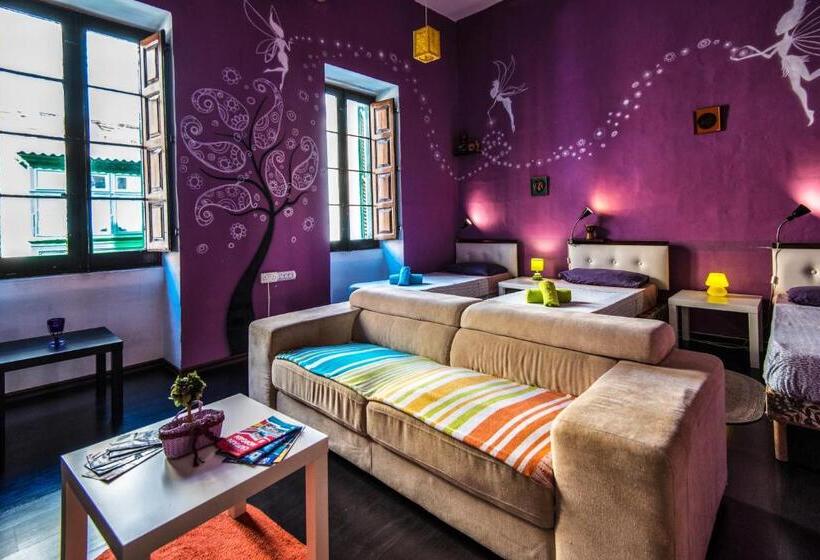 اتاق راحتی سه تخته, Five Trees