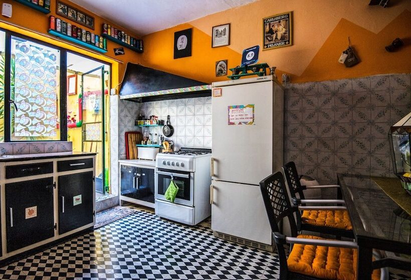 اتاق راحتی سه تخته, Five Trees