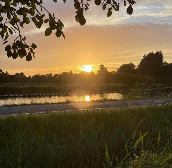 Номер Deluxe, The Riverside Logies & Restaurant