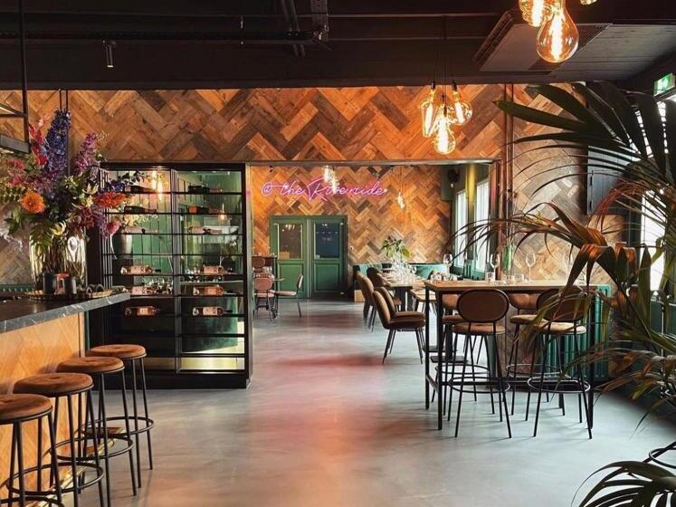 Семейное Студио, The Riverside Logies & Restaurant