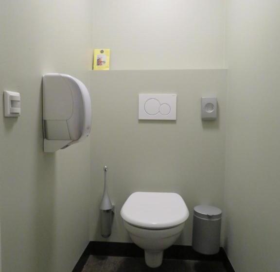 标准三人间, Blooker