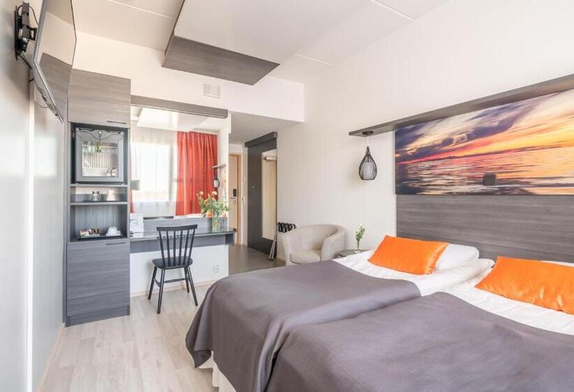 חדר סופריור, Li Raahen Hovi