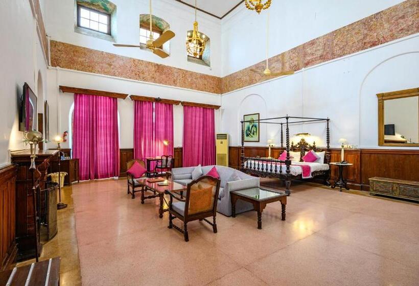 Номер Стандарт, Neemrana S Baradari Palace