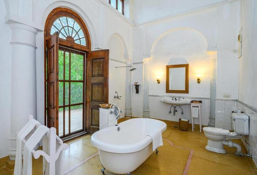 Номер Стандарт, Neemrana S Baradari Palace