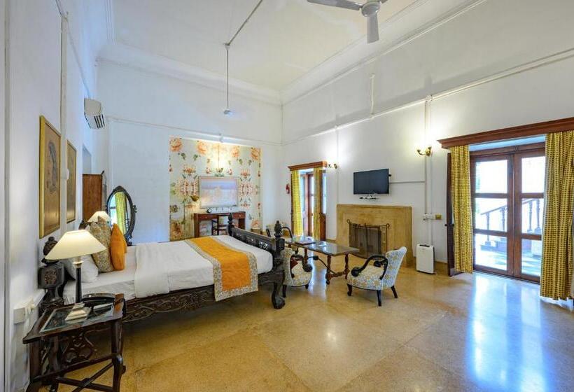 Номер Стандарт, Neemrana S Baradari Palace