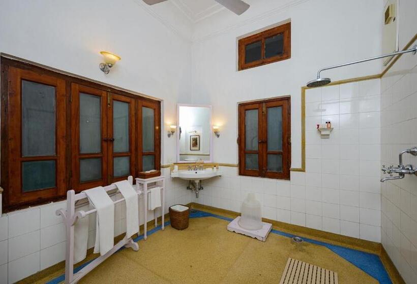 Номер Стандарт, Neemrana S Baradari Palace