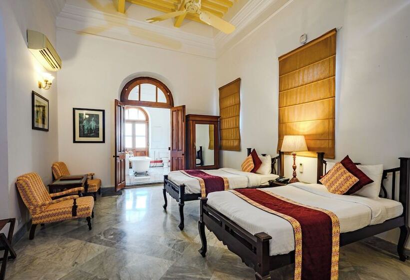 Номер Стандарт, Neemrana S Baradari Palace