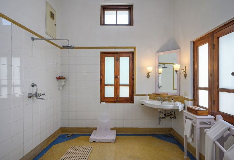 Номер Стандарт, Neemrana S Baradari Palace