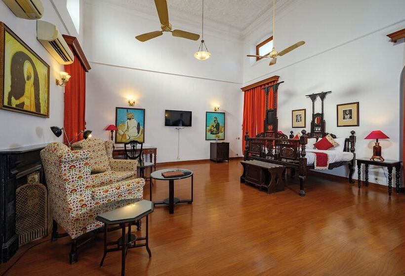 Номер Стандарт, Neemrana S Baradari Palace