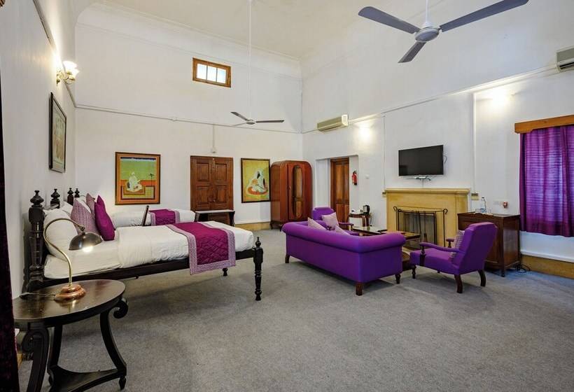 Номер Стандарт, Neemrana S Baradari Palace