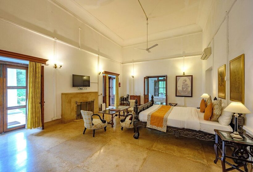 Номер Стандарт, Neemrana S Baradari Palace