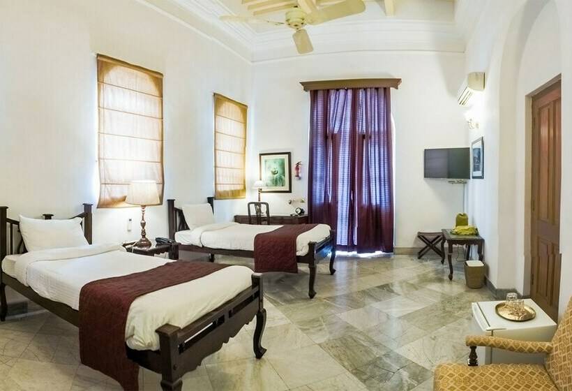 Номер Стандарт, Neemrana S Baradari Palace