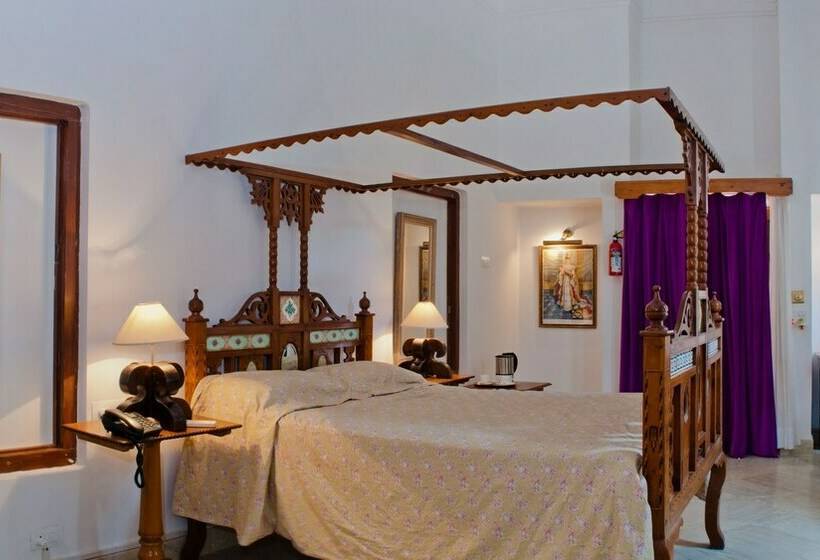 Номер Стандарт, Neemrana S Baradari Palace