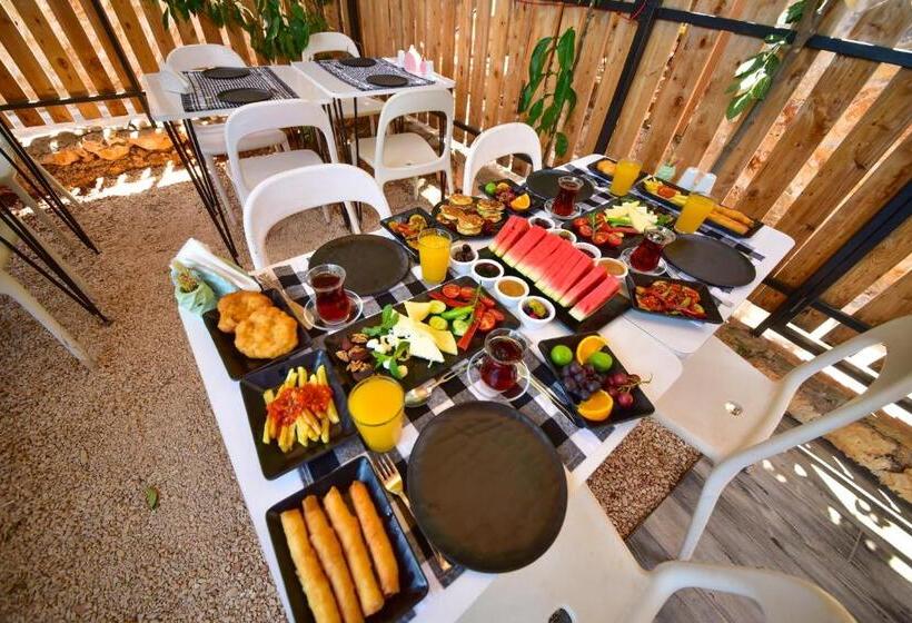 Трехместный Номер Стандарт с Балконом, Kaş Taş Otel