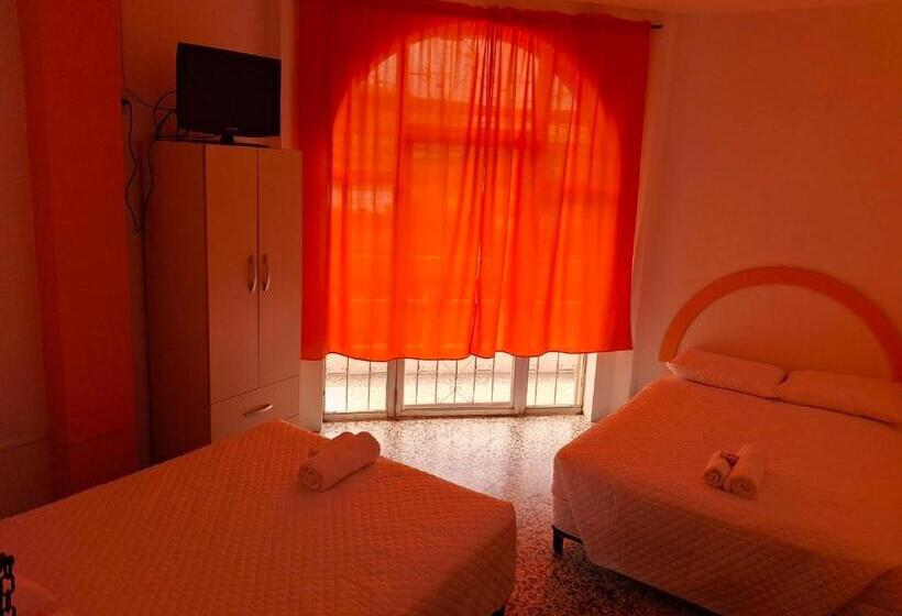 اتاق استاندارد, La Tía