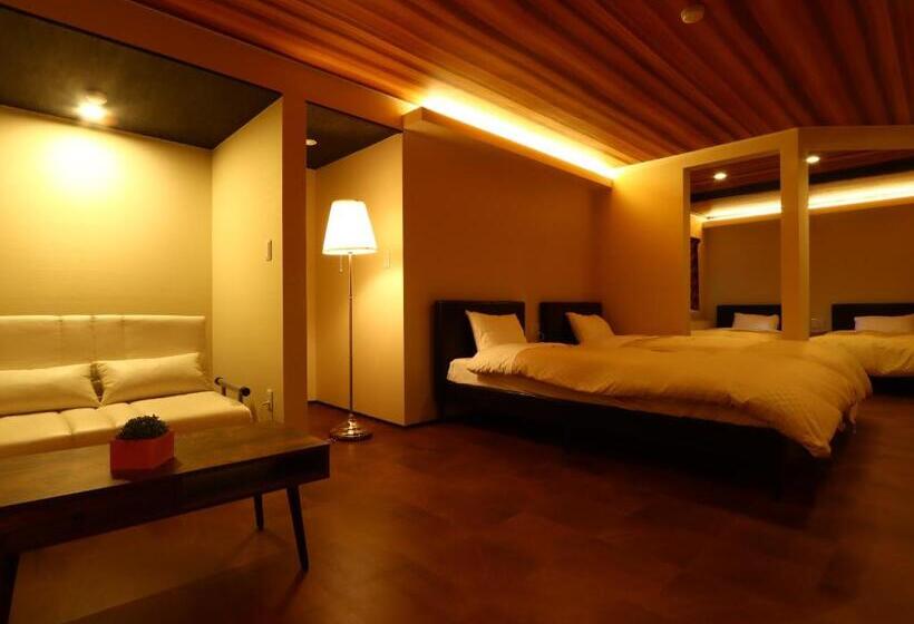 חדר סטנדרט לארבעה, Villa Monrepos