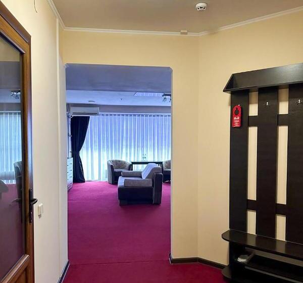 اتاق استاندارد سه نفره, Mark Plaza