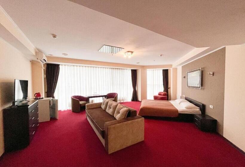 اتاق استاندارد سه نفره, Mark Plaza